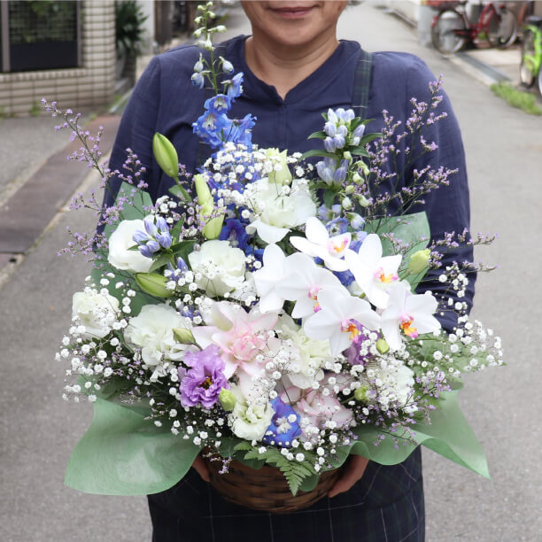 胡蝶蘭を使った清楚なお供えのアレンジメント | 花のアトリエ大川 - 東